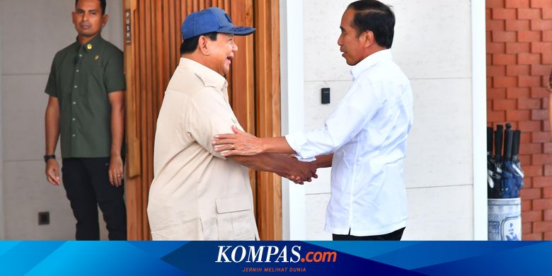 Prabowo bergegas menuju Bandara Halim Perdanakusuma untuk menghampiri Jokowi yang akan take off ke Solo. Di sana, Prabowo memberi selama Jokowi.